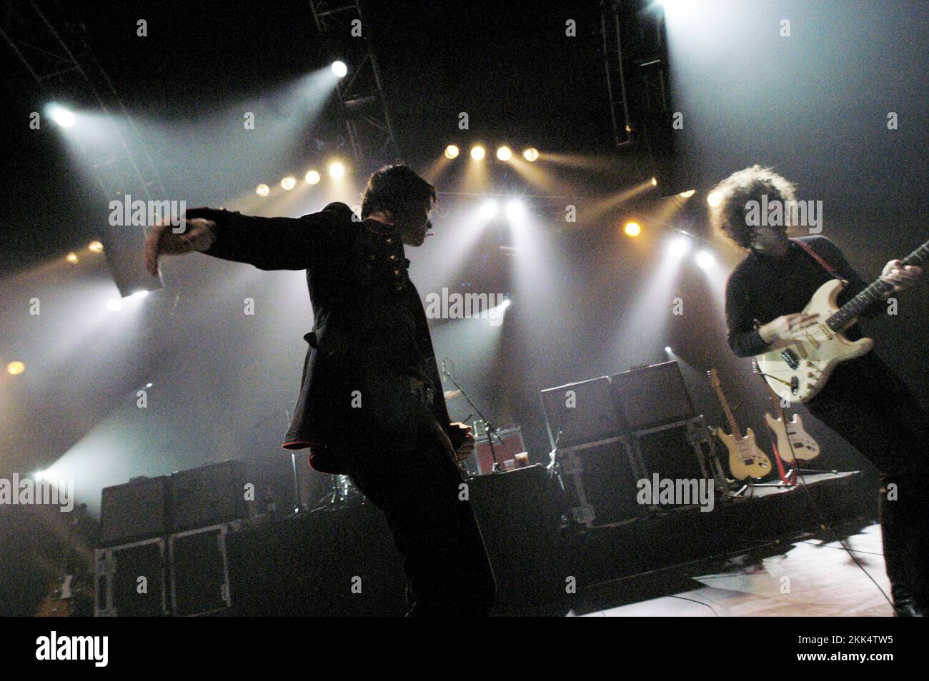 THE STROKES, ROOM ON FIRE TOUR, 2003: Julian Casablancas und Albert Hammond Jr aus THE STROKES live auf der Room on Fire Tour in der Cardiff International Arena, 3. Dezember 2003. Foto: ROB WATKINS Stockfoto