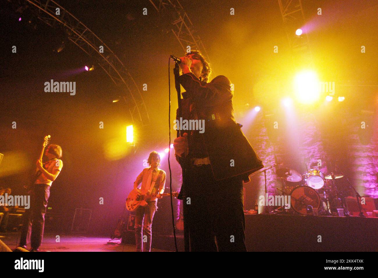 THE STROKES, ROOM ON FIRE TOUR, 2003: Julian Casablancas from THE STROKES live auf der Room on Fire Tour in der Cardiff International Arena, 3. Dezember 2003. Foto: ROB WATKINS Stockfoto