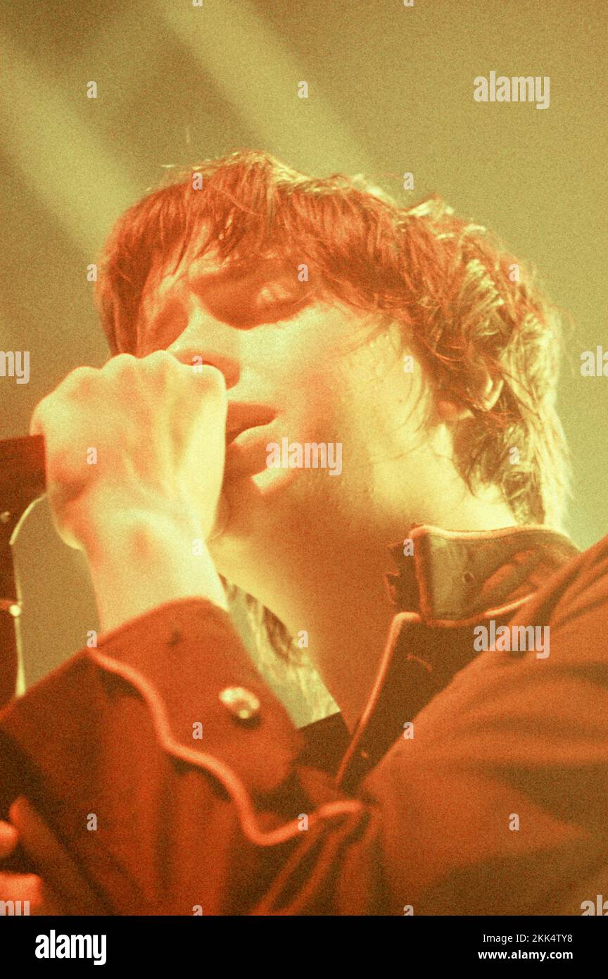 THE STROKES, ROOM ON FIRE TOUR, 2003: Julian Casablancas from THE STROKES live auf der Room on Fire Tour in der Cardiff International Arena, 3. Dezember 2003. Foto: ROB WATKINS Stockfoto