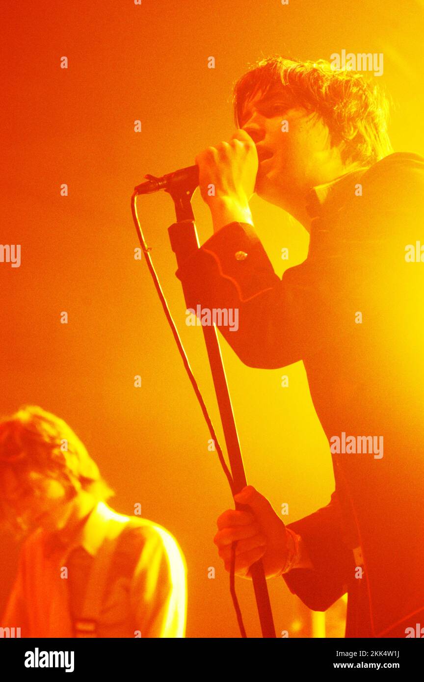 THE STROKES, ROOM ON FIRE TOUR, 2003: Julian Casablancas from THE STROKES live auf der Room on Fire Tour in der Cardiff International Arena, 3. Dezember 2003. Foto: ROB WATKINS Stockfoto