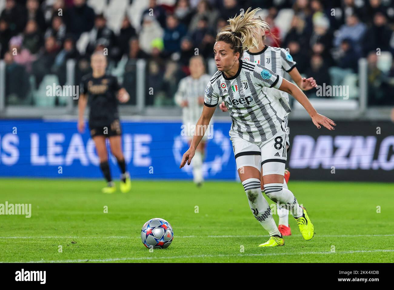Turin, Italien. 24.. November 2022. Martina Rosucci vom FC Juventus Women in Aktion während des Fußballspiels der UEFA Women's Champions League 2022/23 – Gruppe C zwischen dem FC Juventus Women und dem FC Arsenal Women im Allianz Stadium. (Foto: Fabrizio Carabelli/SOPA Images/Sipa USA) Guthaben: SIPA USA/Alamy Live News Stockfoto