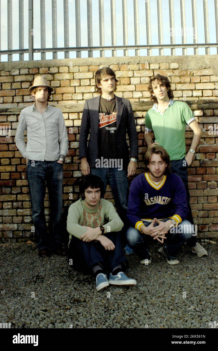 THE THRILLS, IRISCHE BAND, 2003: Irische Band THE THRILLS bei einer Aufnahme der TV-Serie Popfactory in Porth, South Wales, Großbritannien am 27. Mai 2003. Foto: ROB WATKINS. INFO: The Thrills ist eine irische Indie-Rock-Band, die 2001 in Dublin gegründet wurde. Bekannt für ihren sonnigen, von Kalifornien inspirierten Sound, erlangten sie mit ihrem Debütalbum „so Much for the City“ und Hits wie „Big Sur“ große Popularität, die kritische und kommerzielle Erfolge erlangten. Stockfoto