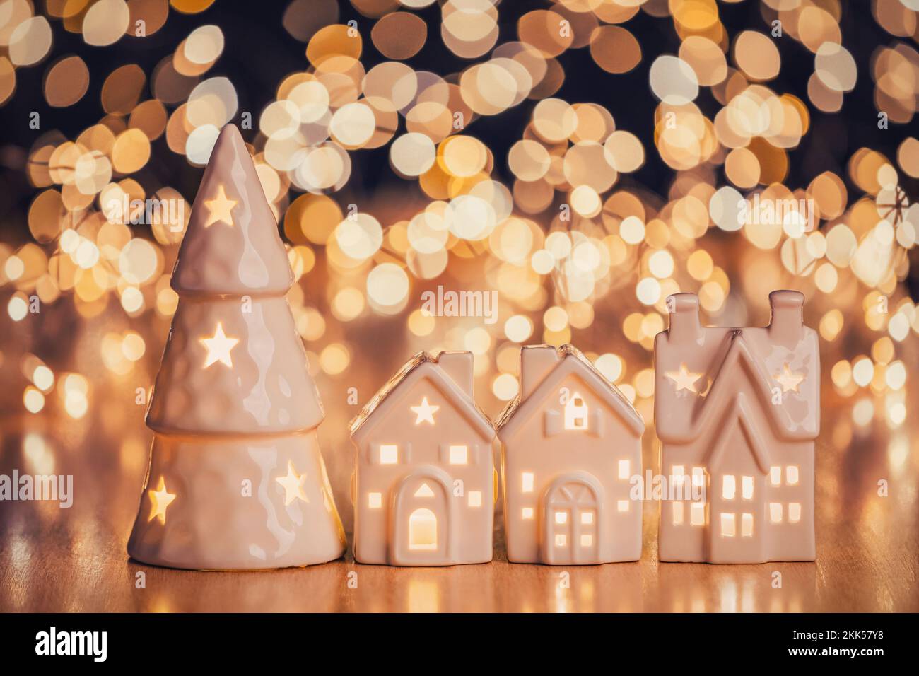 Keramikhaus und weihnachtsbaum auf hellen, gepunkteten Hintergrund Stockfoto