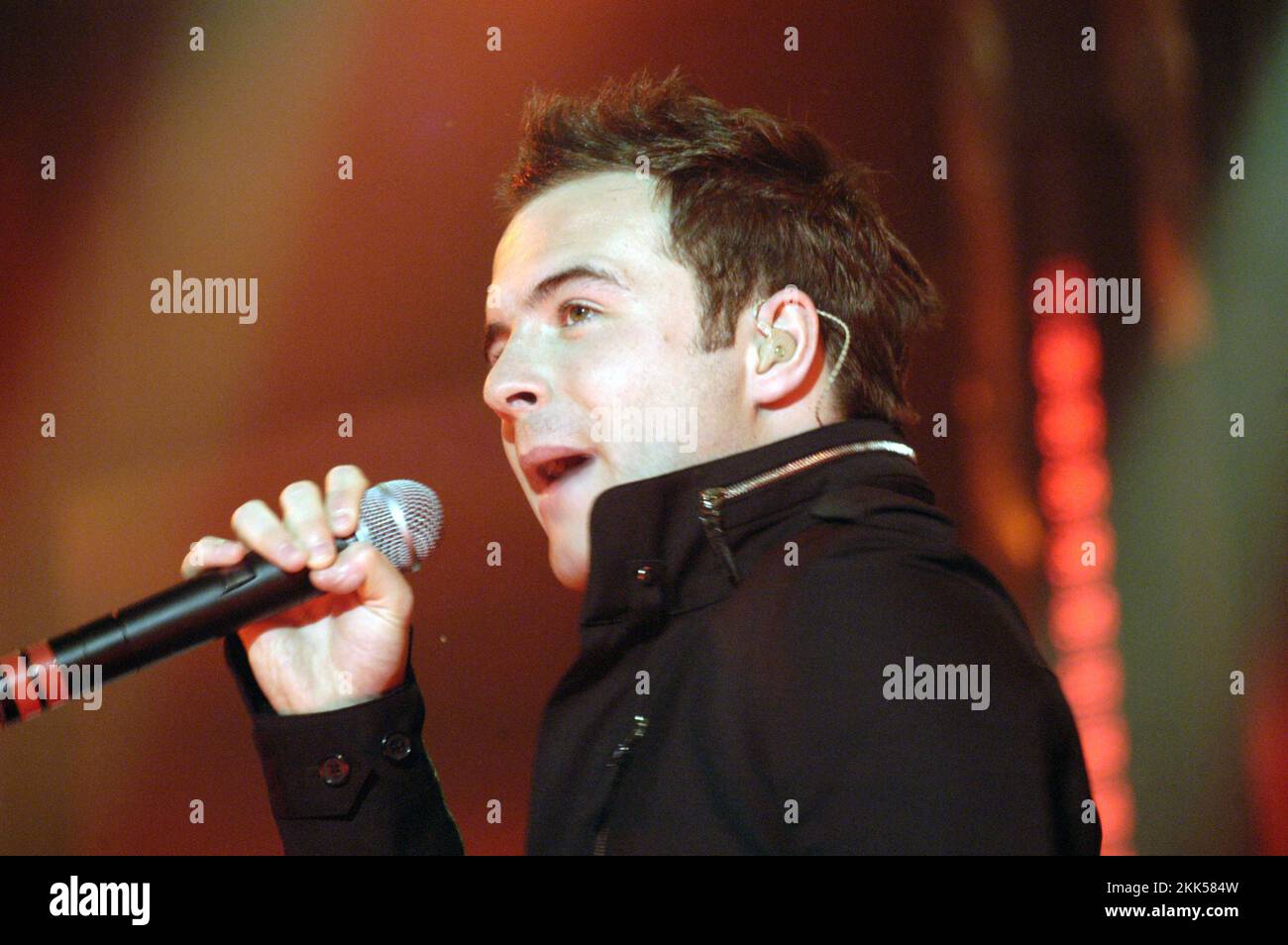 WESTLIFE, PEAK FAME, KONZERT, 2003: Shane Filan von der irischen Boyband Westlife auf dem Höhepunkt ihres frühen Karriereerfolgs am 13. April 2003 bei Cardiff CIA in Wales. Foto: Rob Watkins. INFO: Westlife, gegründet 1998 in Dublin, Irland, wurde zu einer der erfolgreichsten Boybands aller Zeiten. Ihre harmonischen Vocals und Balladen-getriebenen Popsongs fesselten das Publikum weltweit und brachten ihm zahlreiche Auszeichnungen und Auszeichnungen ein. Stockfoto