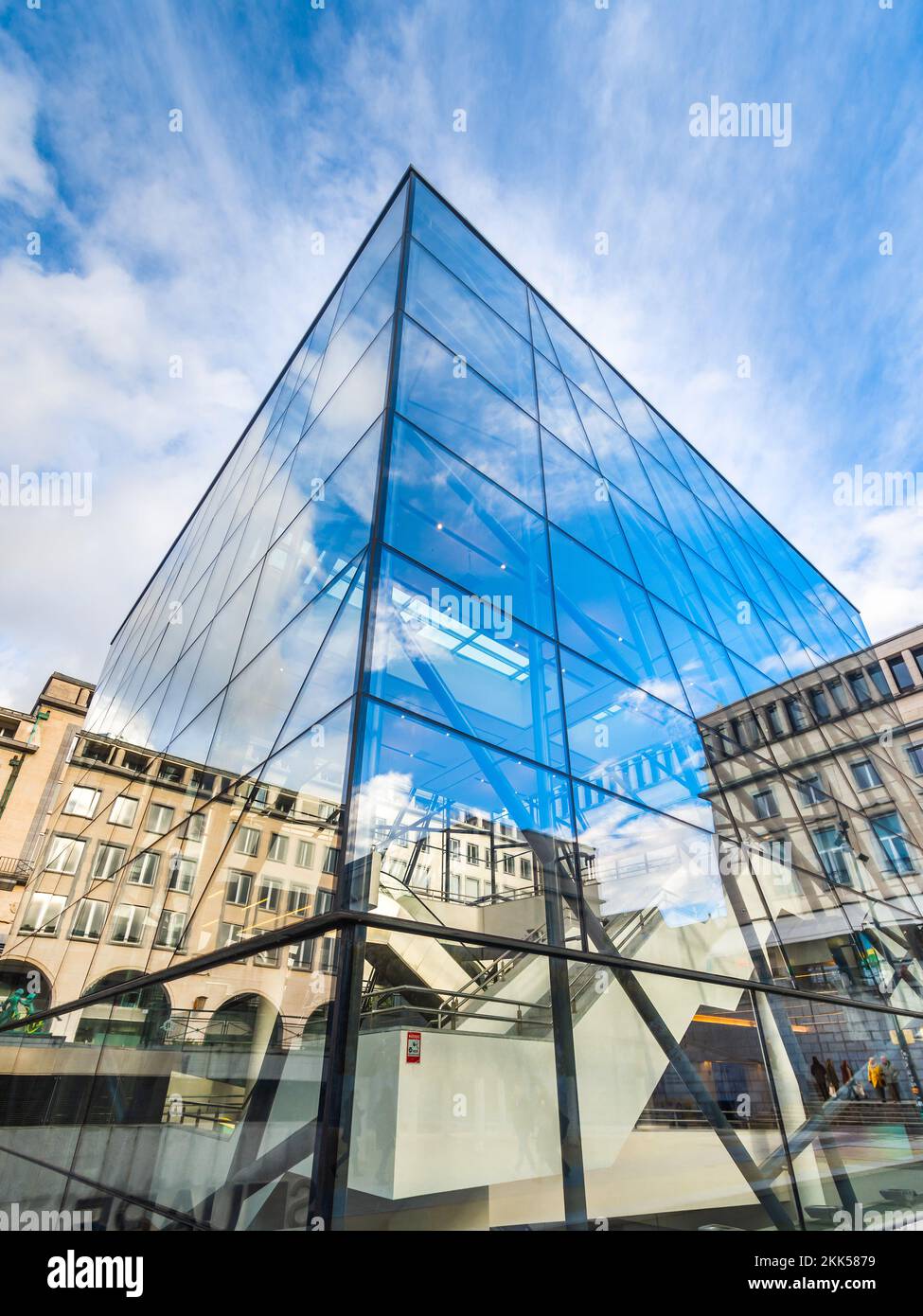 Konferenzzentrum mit moderner Glasarchitektur im Square Brussels - Brüssel, Belgien. Stockfoto