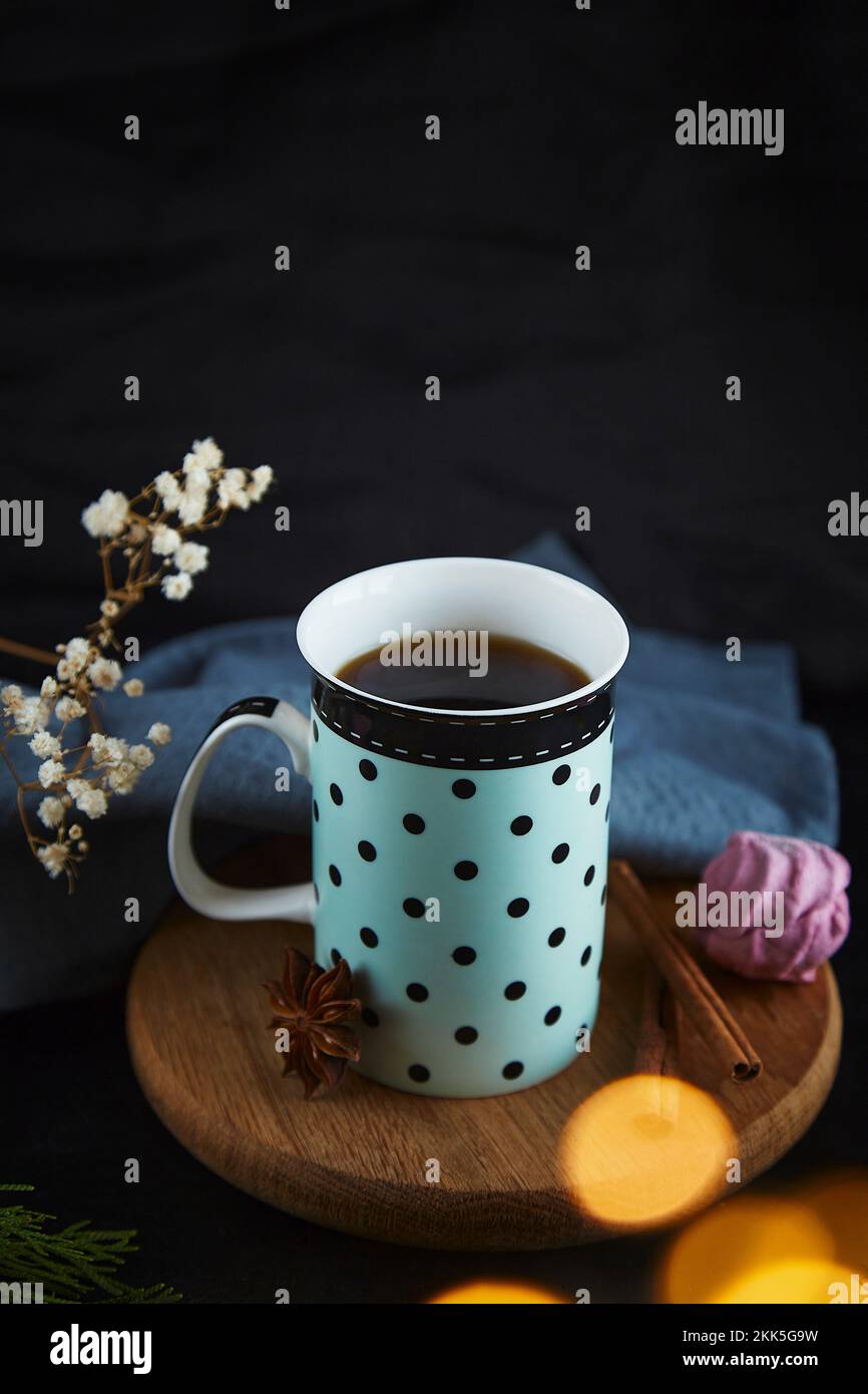 Festlich gemütliche Kaffeetasse mit Marshmallows und Weihnachts-Bokeh. Weihnachtsesthetikessen. Stockfoto