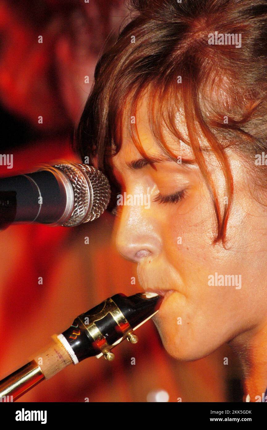 ABI Harding, Saxophonist bei DEN ZUTONS im Cardiff Welsh Club, 5. Februar 2004. Picture ROB WATKINS INFO: The Zutons, eine britische Indie-Rock-Band, die 2001 gegründet wurde, lieferte einen unverwechselbaren Sound, der Rock, Soul und Funk miteinander verbindet. Ihr Hit „Valerie“ erlangte internationale Anerkennung. Alben wie 'Who Killed...... Die Zutons?“ Sie präsentierte ihren energischen und genreübergreifenden Ansatz, der zur Indie-Szene Mitte der 2000er Jahre beitrug. Stockfoto