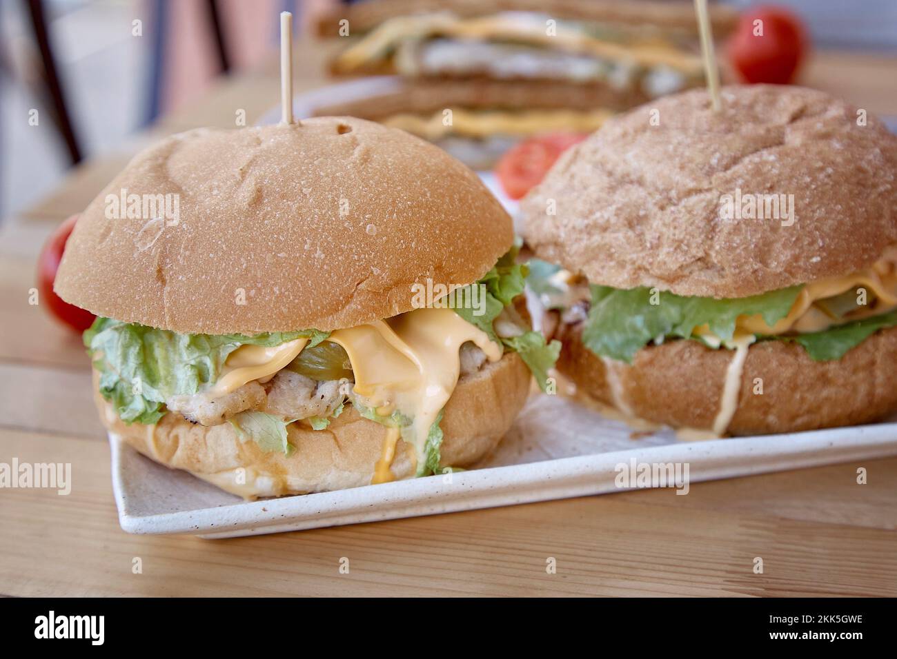 Alternative gesunde Fastfood - Burger mit veganen Schnitzeln und gesunde Sandwiches mit Austernpilzen. Richtige Ernährung. Stockfoto