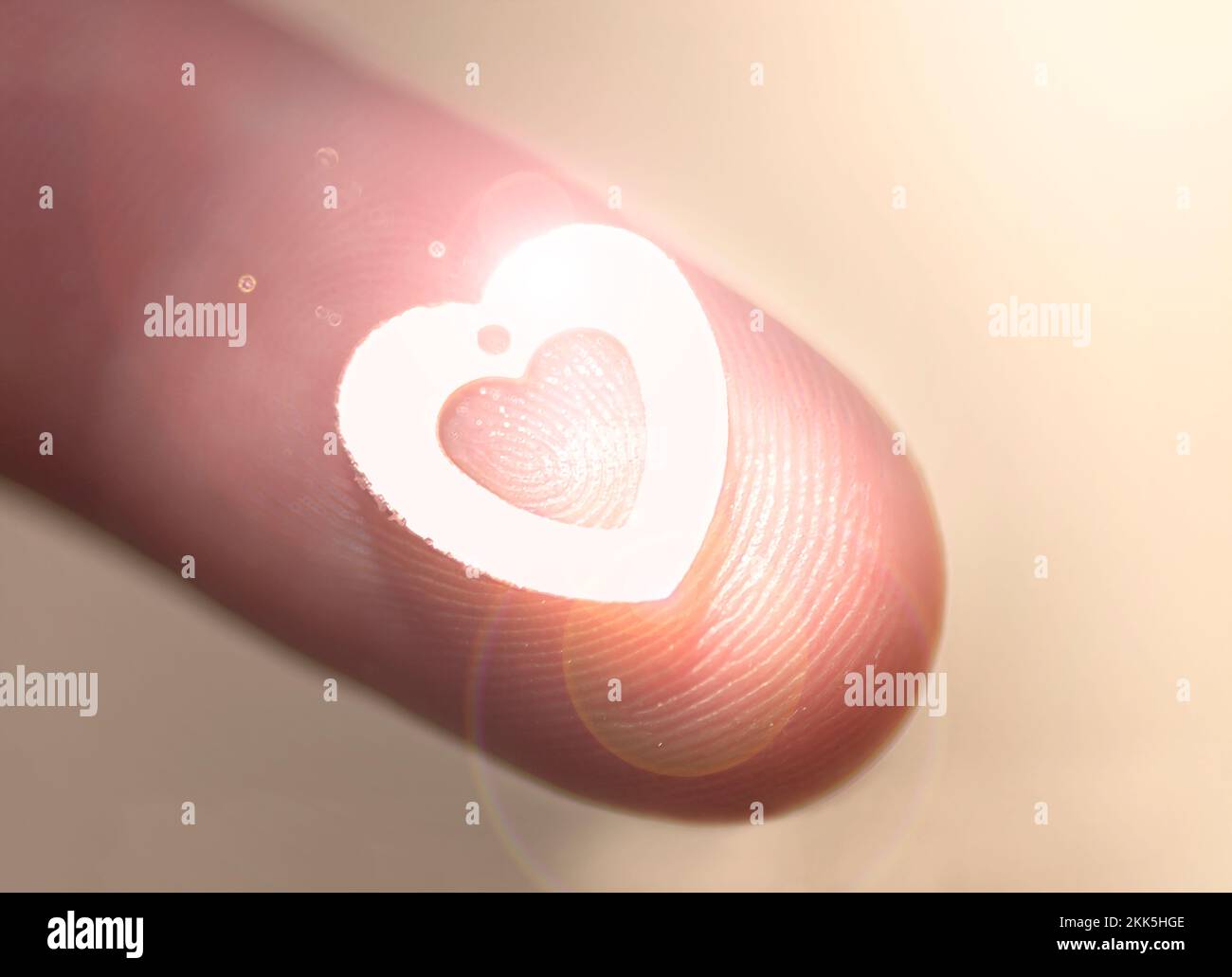 Romantische Zeichen der Liebe mit Liebe Herzsymbol reflektiert die Finger einer Liebe schlug Liebhaber Stockfoto