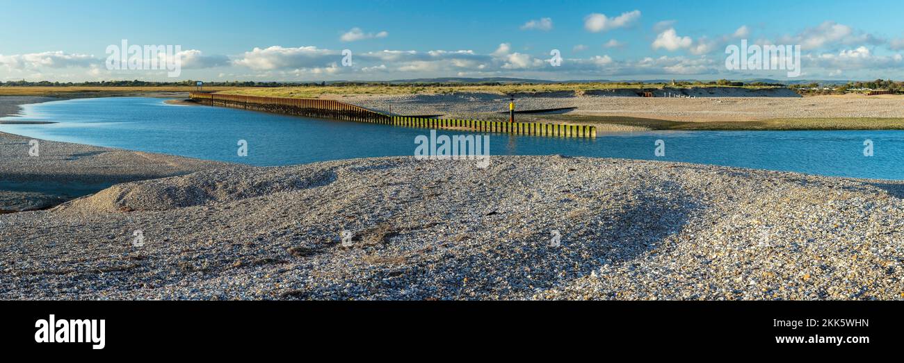 Blick auf das Meer und Stein in Pagham, West Sussex, Großbritannien Stockfoto