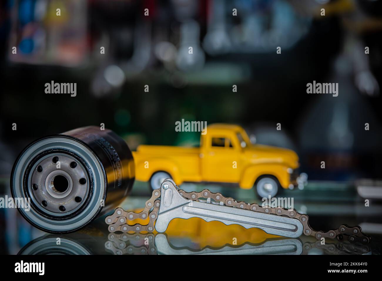 Motorölschmierstofffilter und Ölfilterschlüssel mit gelbem Hintergrund für Lkw im Geschäft, Wartungsservice für Kfz-Teile. Stockfoto