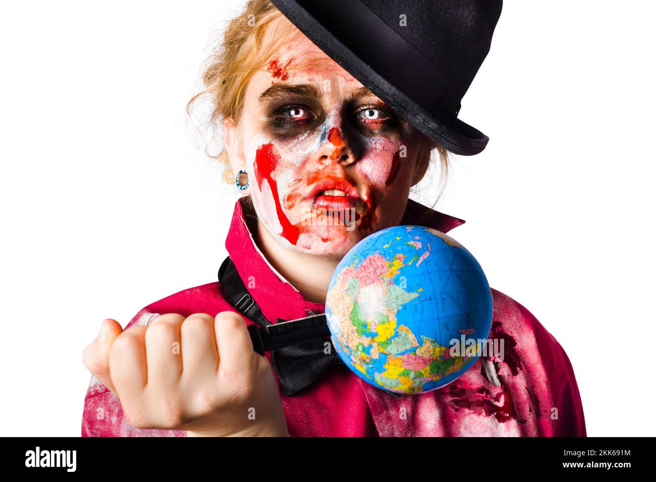 Geschlagen und blutigen Zombie Frau hält einen Globus mit einem Messer erstochen. Tötung Planetenerde Stockfoto