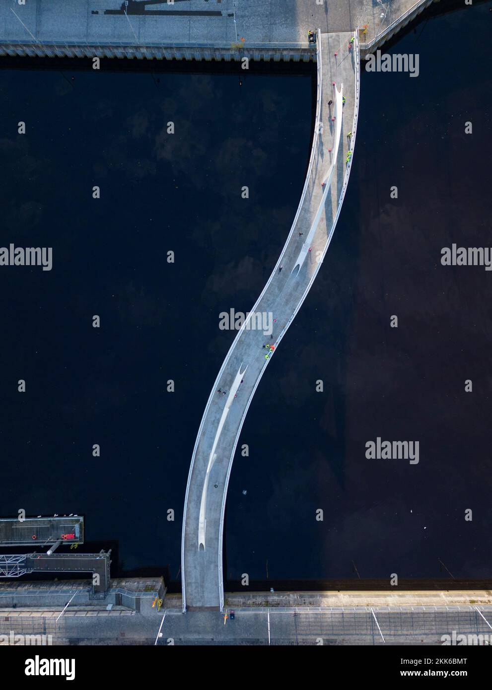 Luftaufnahme von der Drohne der Tradeston Bridge (Squiggly Footbridge) über den Fluss Clyde im Stadtzentrum von Glasgow, Schottland, Großbritannien Stockfoto