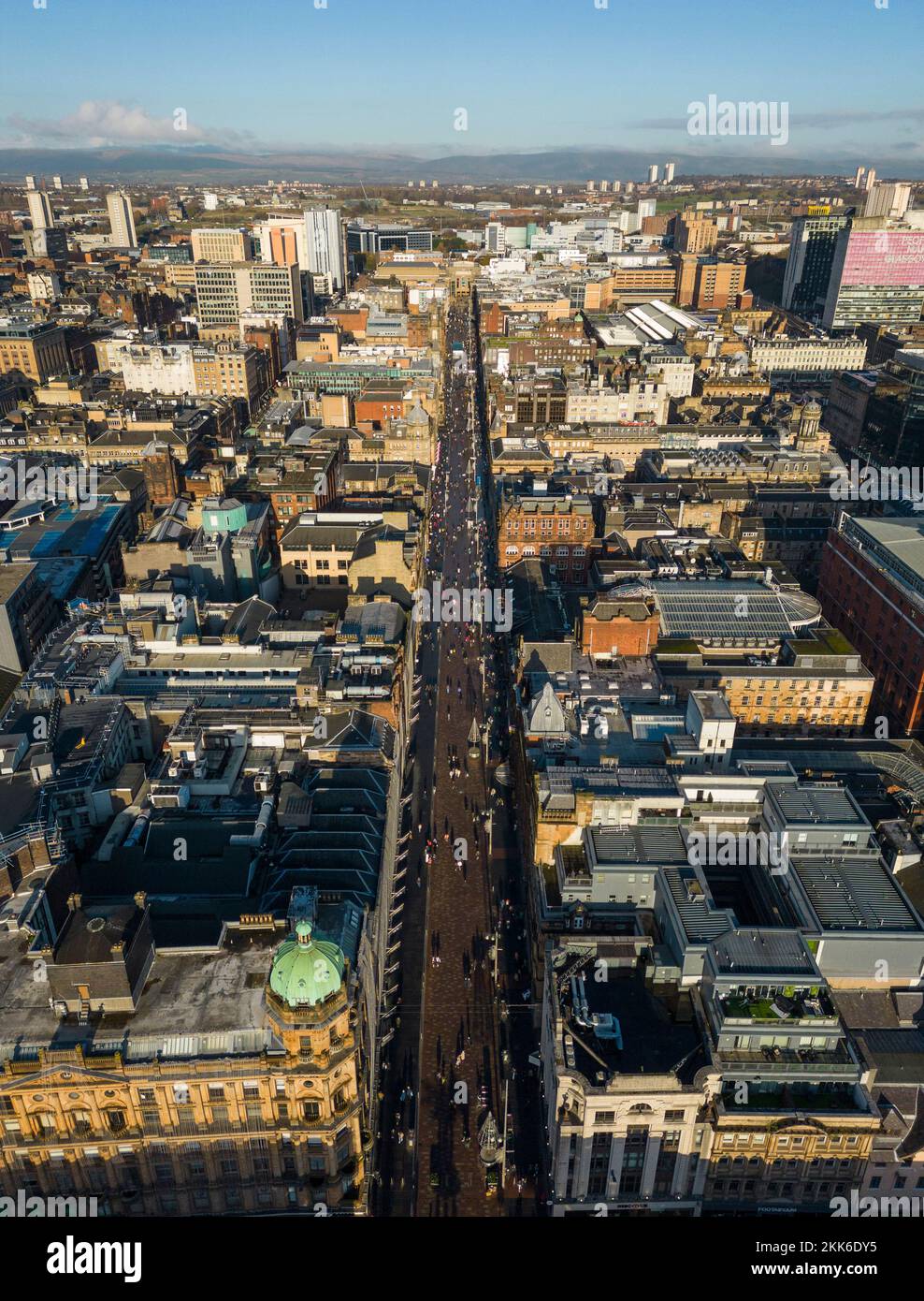 Luftaufnahme von der Drohne der Buchanan Street und der Skyline des Stadtzentrums von Glasgow, Schottland, Großbritannien Stockfoto