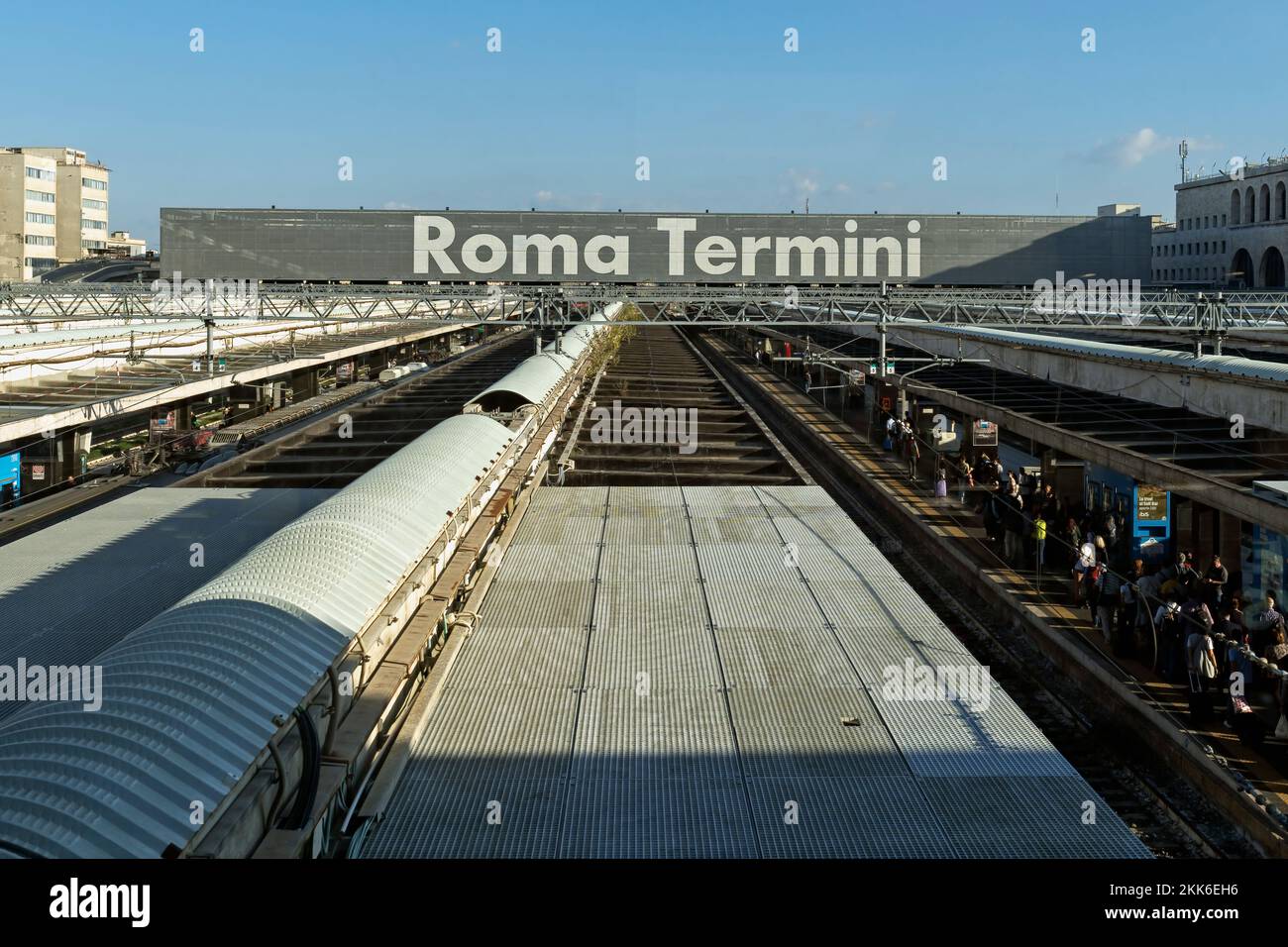 Der Hauptbahnhof Roma Termini ist der wichtigste öffentliche Verkehrsterminal für Bahn, U-Bahn, Busse und Straßenbahnen. Rom, Italien, Europa, EU. - Kopierraum Stockfoto