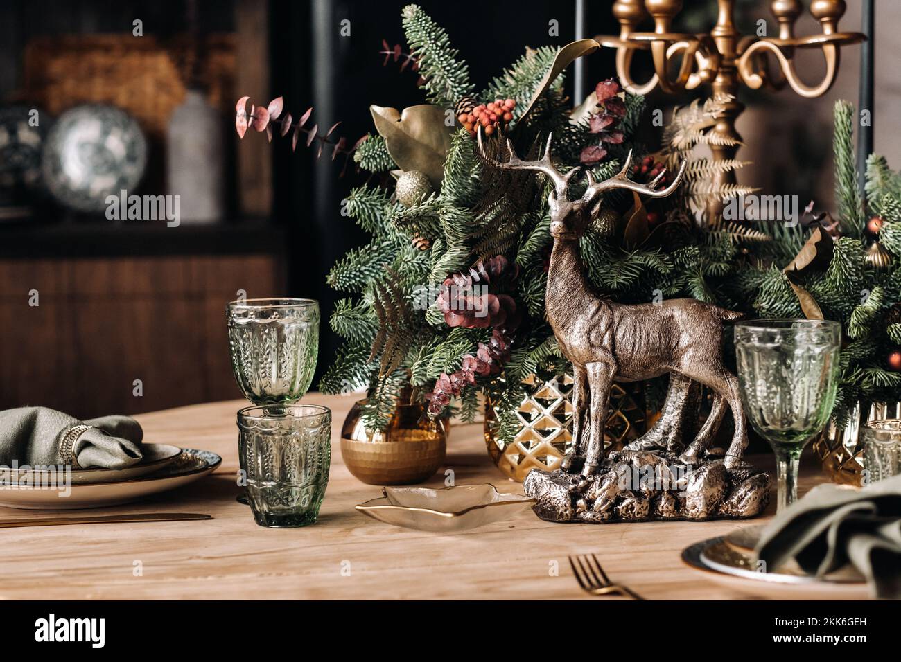 Weihnachtstischdekoration, Banketttisch mit Gläsern vor dem Servieren des Essens, Nahaufnahme des Weihnachtsessens mit saisonalen Dekorationen, Kristall Stockfoto