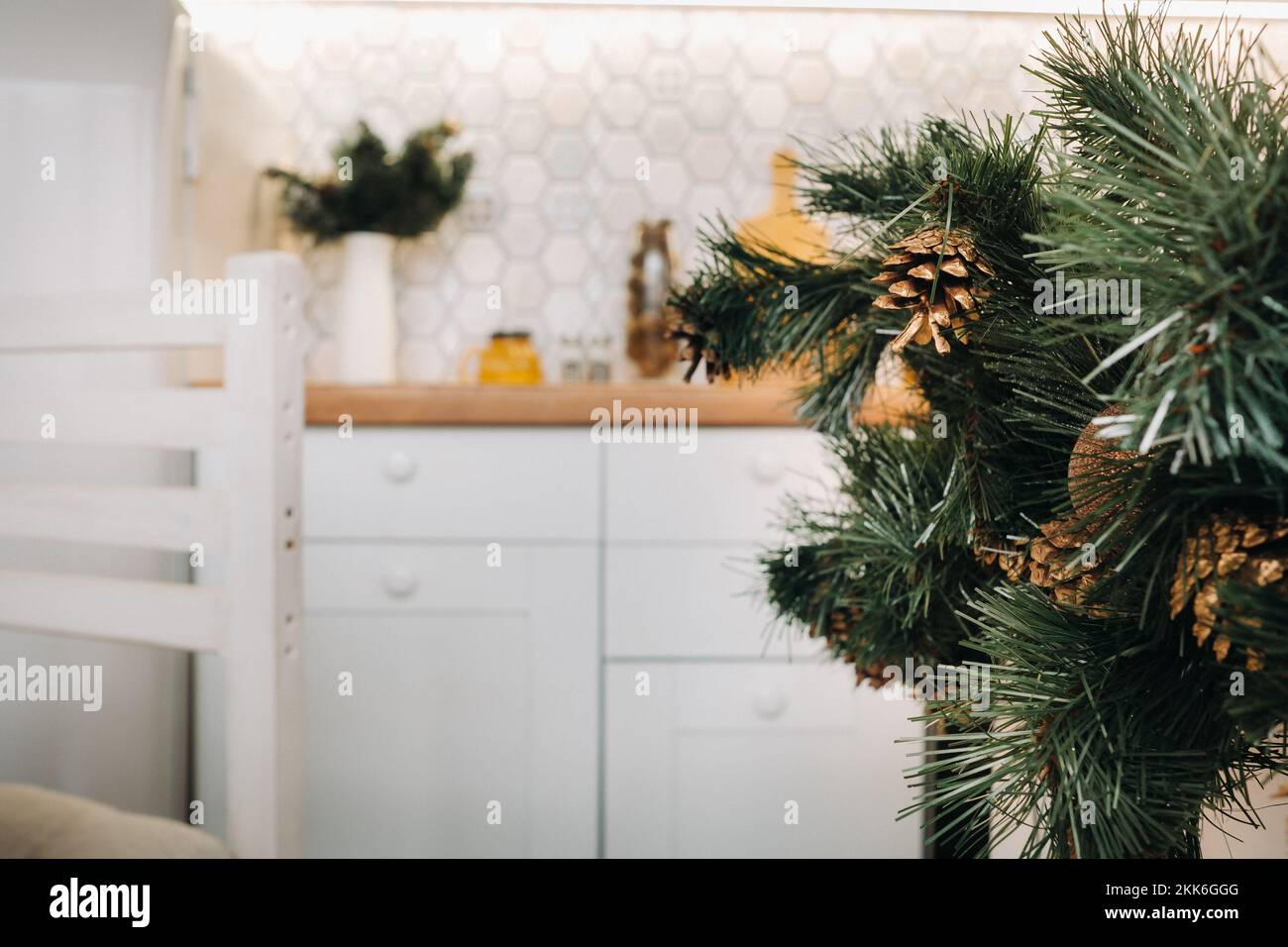 Weihnachtstischdekoration in der Küche, Banketttisch mit Gläsern vor dem Servieren des Essens, Nahaufnahme des Weihnachts-Dinner-Tisches mit saisonalen Stockfoto