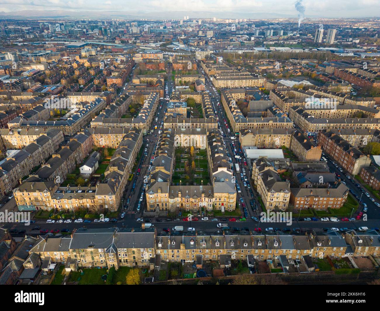 Luftaufnahme von der Drohne des Viertels Govanhill in Glasgow South Side, Schottland, Großbritannien Stockfoto