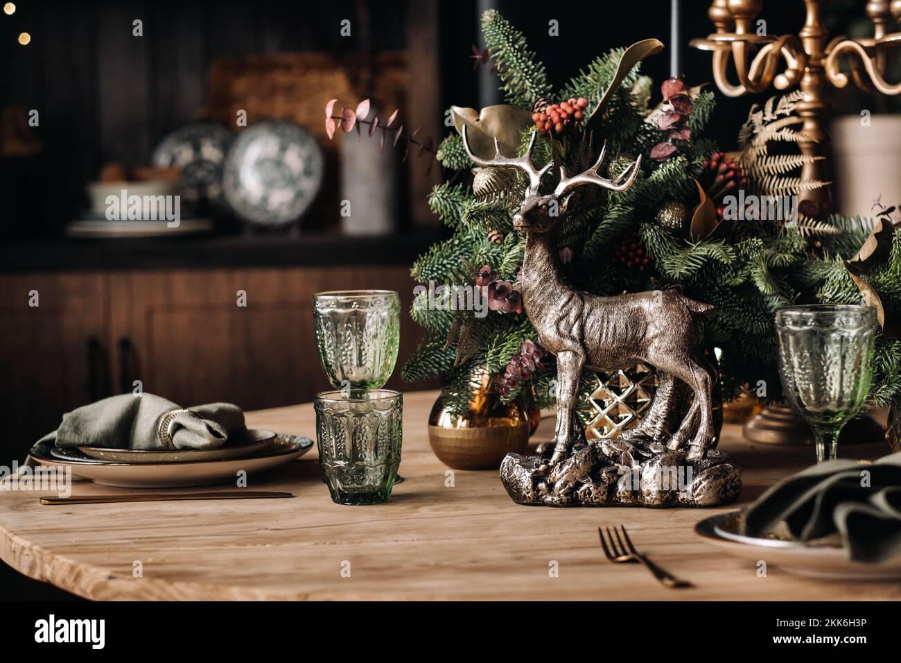 Weihnachtstischdekoration, Banketttisch mit Gläsern vor dem Servieren des Essens, Nahaufnahme des Weihnachtsessens mit saisonalen Dekorationen, Kristall Stockfoto