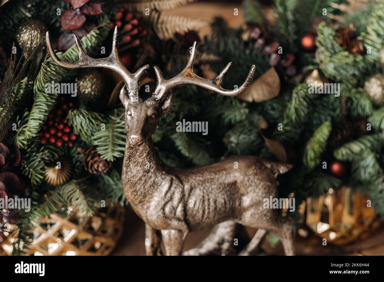 Weihnachtstischdekoration, Banketttisch mit Gläsern vor dem Servieren des Essens, Nahaufnahme des Weihnachtsessens mit saisonalen Dekorationen, Kristall Stockfoto