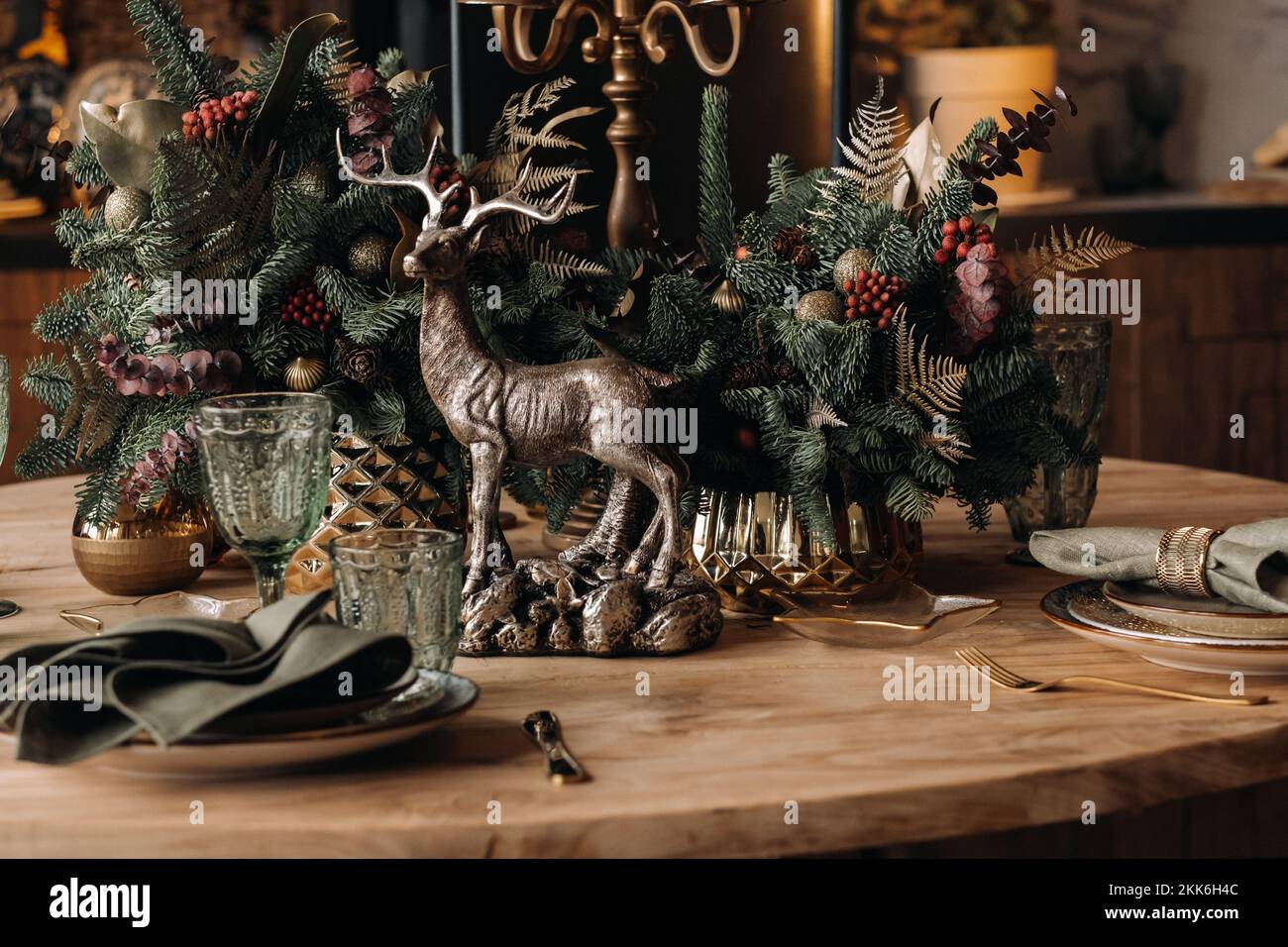 Weihnachtstischdekoration, Banketttisch mit Gläsern vor dem Servieren des Essens, Nahaufnahme des Weihnachtsessens mit saisonalen Dekorationen, Kristall Stockfoto