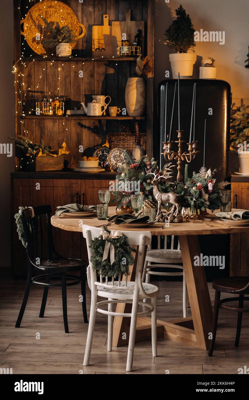Weihnachtstischdekoration, Banketttisch mit Gläsern vor dem Servieren des Essens, Nahaufnahme des Weihnachtsessens mit saisonalen Dekorationen, Kristall Stockfoto
