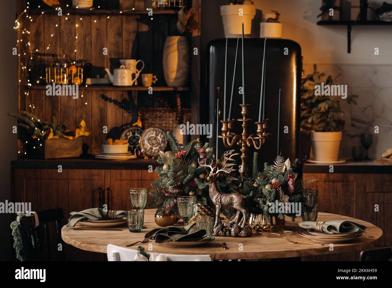 Weihnachtstischdekoration, Banketttisch mit Gläsern vor dem Servieren des Essens, Nahaufnahme des Weihnachtsessens mit saisonalen Dekorationen, Kristall Stockfoto