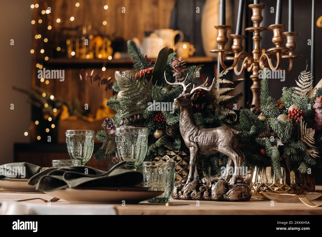 Weihnachtstischdekoration, Banketttisch mit Gläsern vor dem Servieren des Essens, Nahaufnahme des Weihnachtsessens mit saisonalen Dekorationen, Kristall Stockfoto