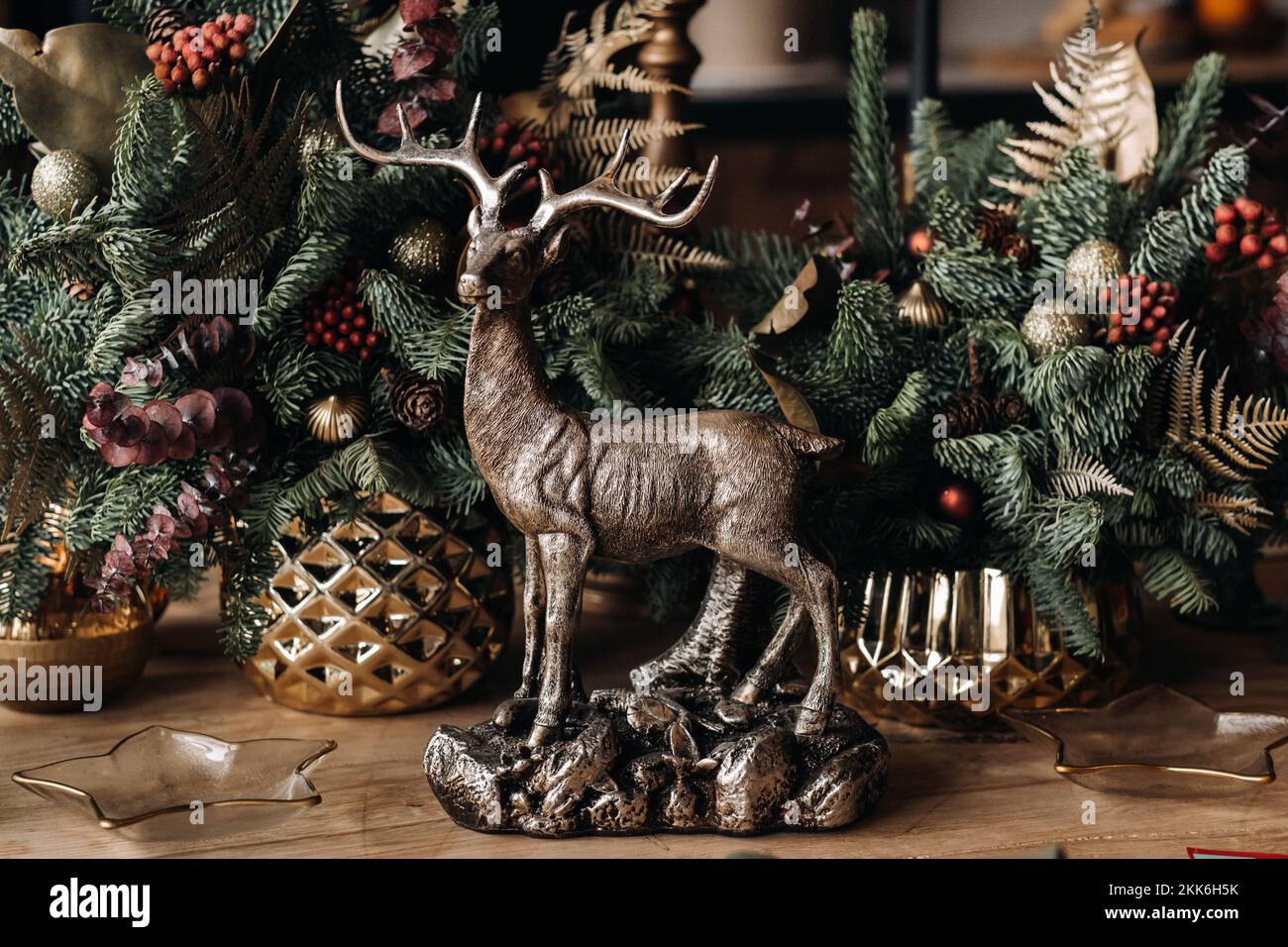 Weihnachtstischdekoration, Banketttisch mit Gläsern vor dem Servieren des Essens, Nahaufnahme des Weihnachtsessens mit saisonalen Dekorationen, Kristall Stockfoto