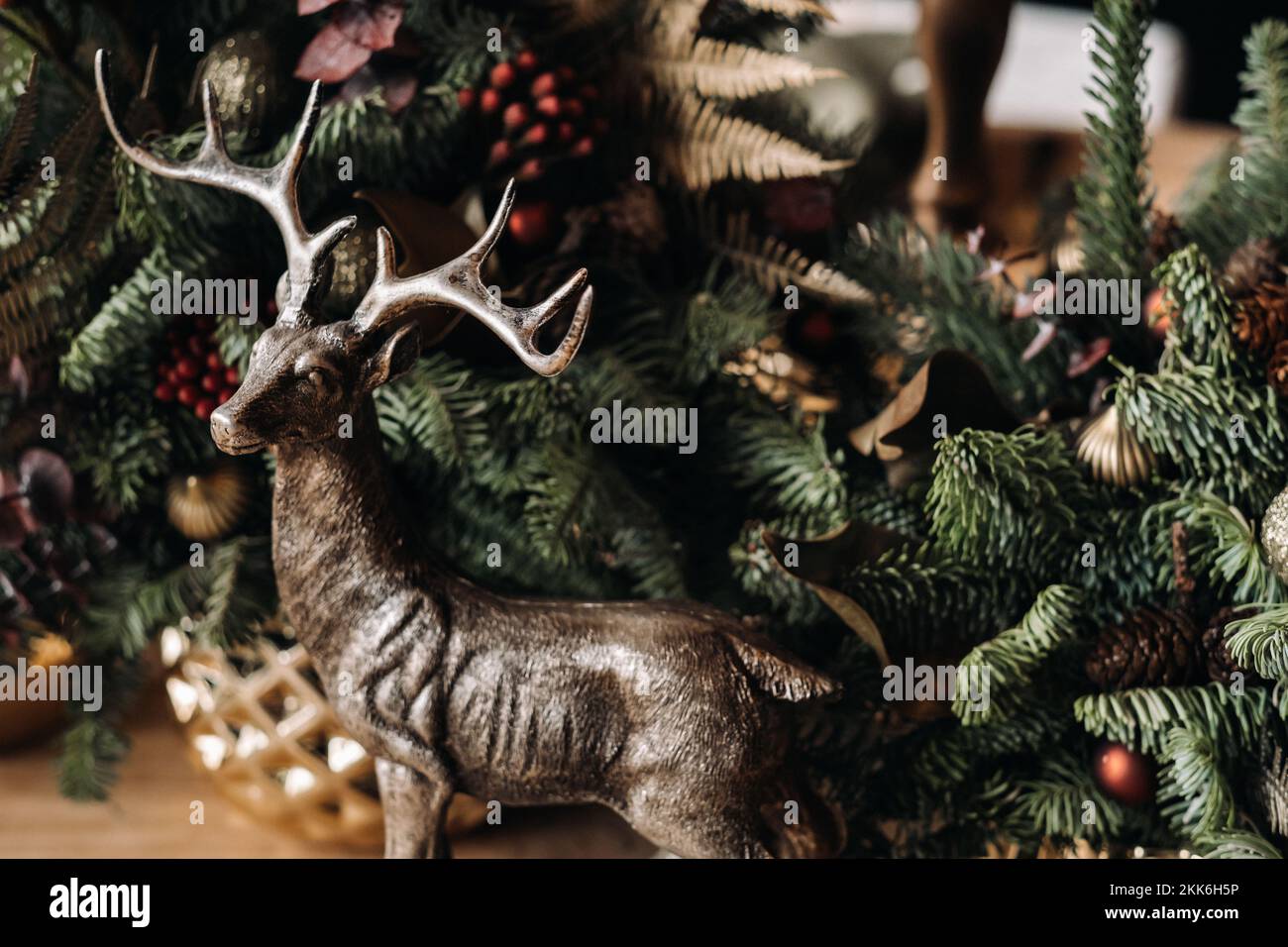 Weihnachtstischdekoration, Banketttisch mit Gläsern vor dem Servieren des Essens, Nahaufnahme des Weihnachtsessens mit saisonalen Dekorationen, Kristall Stockfoto