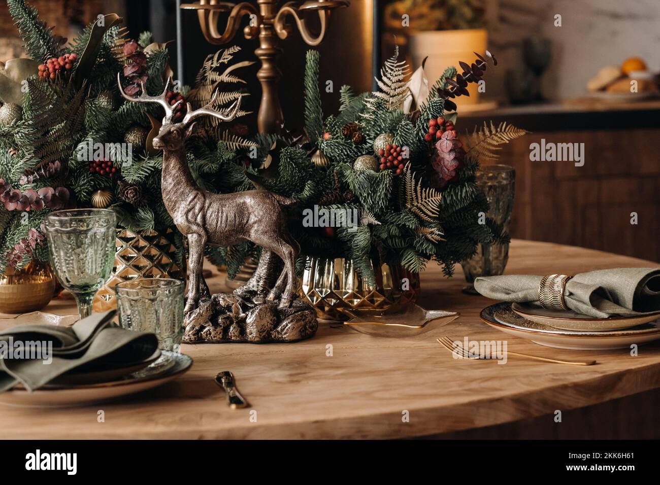 Weihnachtstischdekoration, Banketttisch mit Gläsern vor dem Servieren des Essens, Nahaufnahme des Weihnachtsessens mit saisonalen Dekorationen, Kristall Stockfoto