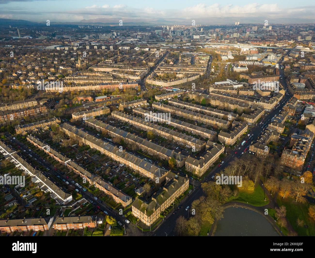 Draufsicht von der Drohne auf Terrassenhäuser im Stadtteil Strathbungo in Glasgow South Side, Schottland, Großbritannien Stockfoto