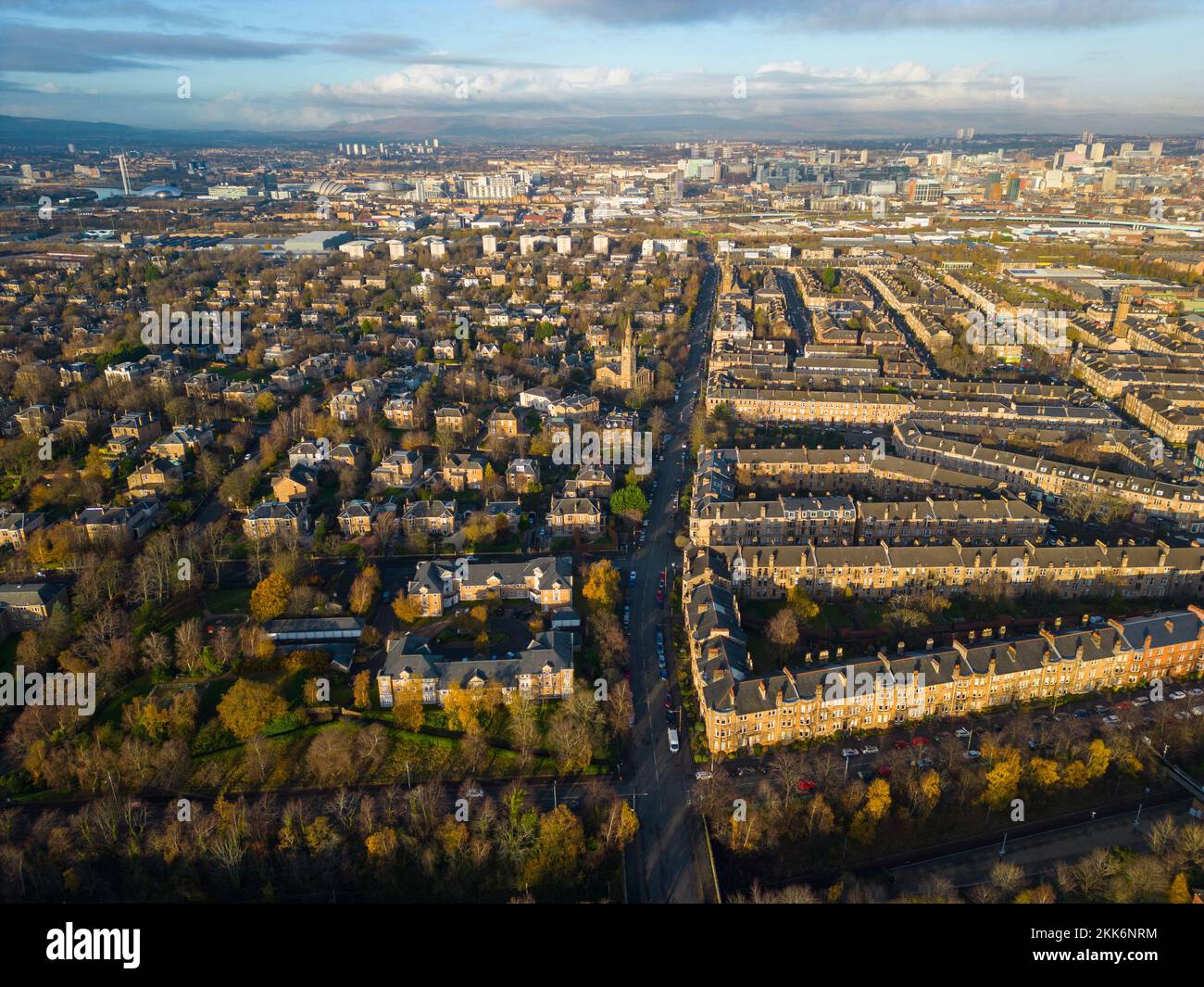 Luftaufnahme von der Drohne von Einzelhäusern und Terrassenstraßen in Pollokshields in Glasgow South Side, Schottland, Großbritannien Stockfoto