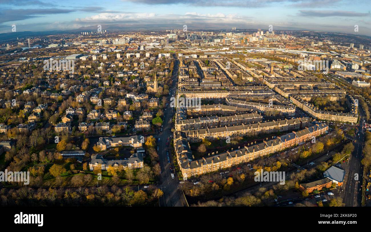 Luftaufnahme von der Drohne von Einzelhäusern und Terrassenstraßen entlang der Shields Road in Pollokshields in Glasgow, Schottland, Großbritannien Stockfoto