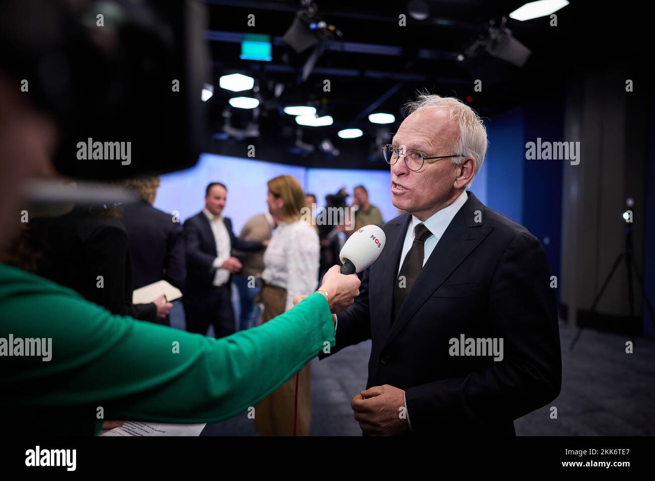 DEN HAAG - Christianne van der Wal-Zeggelink, Ministerin für Natur und Stickstoff, Piet Adema, Ministerin für Landwirtschaft, Natur und Lebensmittelqualität, Hugo de Jonge, Ministerin für Wohnungsbau und Raumordnung, und Mark Harbers, Ministerin für Infrastruktur und Wasserwirtschaft während der Pressekonferenz zum Stickstoffkonzept. Das Kabinett kündigt ein wichtiges Maßnahmenpaket an, um die Stickstoff-Sackgasse zu überwinden. So wird es beispielsweise ein „extrem attraktives“ Angebot für Spitzenlader geben, so dass zahlreiche Landwirte eine gültige Genehmigung erhalten können. Das Kabinett präsentiert auch Interventionen in Reaktion Stockfoto