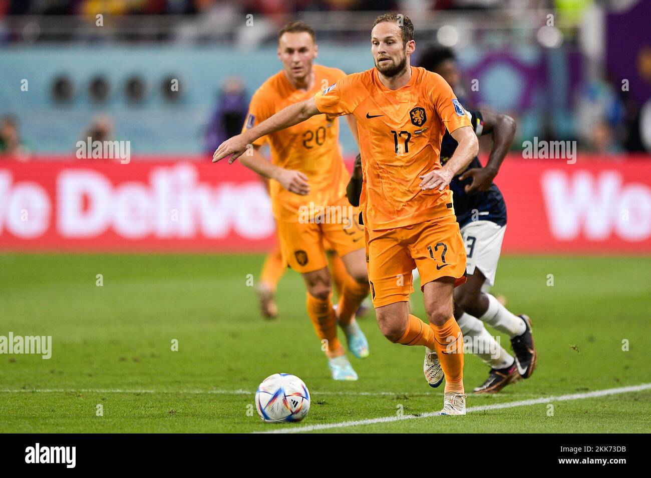 DOHA, KATAR - NOVEMBER 25: Daley Blind of the Netherlands läuft mit dem Ball während des Spiels Gruppe A - FIFA Weltmeisterschaft Katar 2022 zwischen den Niederlanden und Ecuador im Khalifa International Stadium am 25. November 2022 in Doha, Katar (Foto: Pablo Morano/BSR Agency) Stockfoto