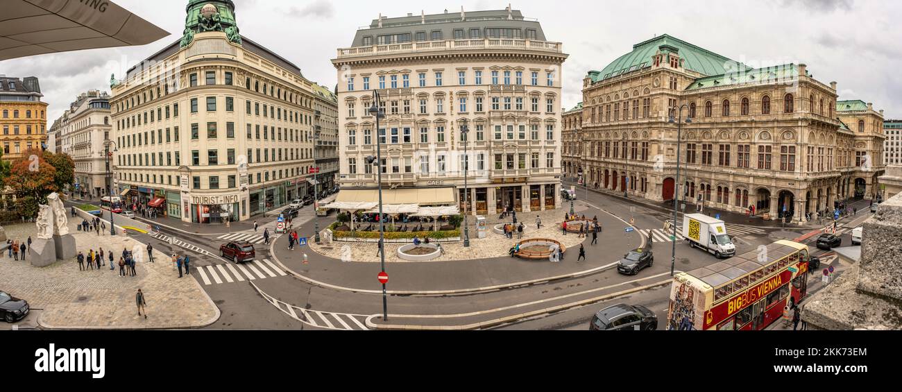 Wien, Österreich, September 27 2022. Blick auf die Philharmoniker-Straße mit Staatsoper und Sacher-Hotel, Panoramablick vom Albertina-Platz Stockfoto