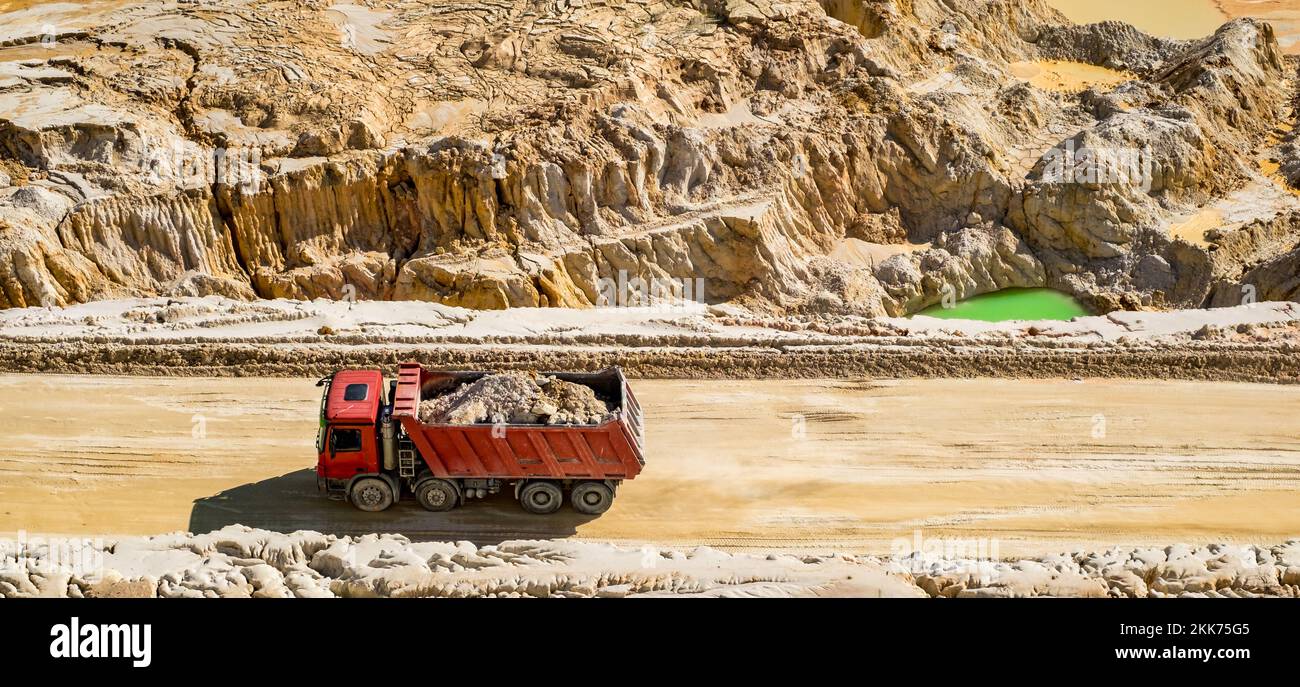 Die rote Dump Truck. Kaolin Steinbruch. Vetovo Bereich Village, Bulgarien. Stockfoto