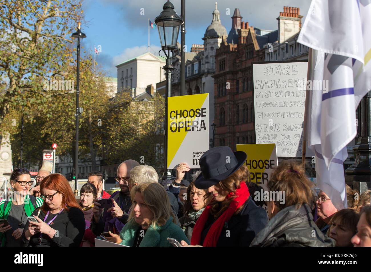 London, Großbritannien. 22.. November 2022. Demonstration außerhalb der Abteilung für Kultur, Medien und Sport gegen Kürzungen des Kunstbudgets Stockfoto