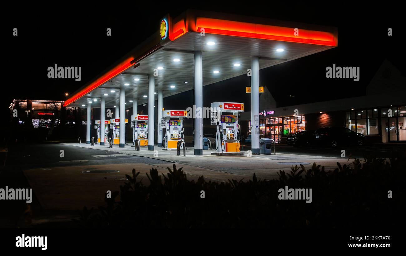 NORWALK, CT, USA - 25. NOVEMBER 2022: Leere Shell-Tankstelle am Black Friday Morning Stockfoto