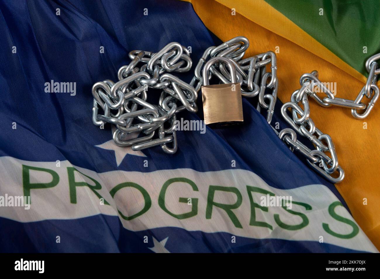 Kette, Vorhängeschloss und brasilianische Flagge symbolisieren die Sklaverei im Land Stockfoto