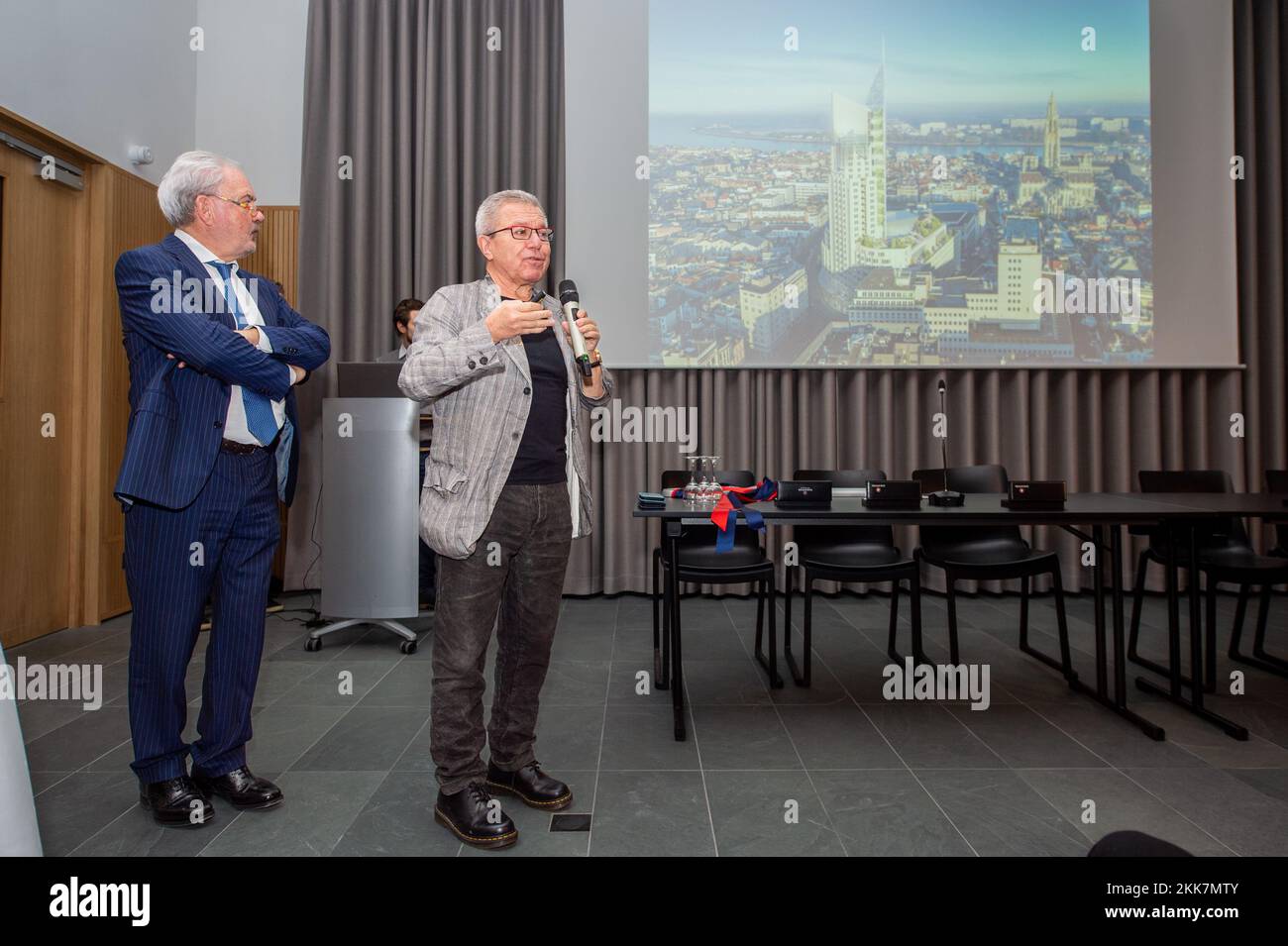 Katoen Natie CEO Fernand Huts und Architekt Daniel Libeskind werden am Freitag, den 25. November 2022 in Antwerpen bei der offiziellen Unterzeichnung des neuen Architekturkonzepts für die Boerentoren gesehen. Die Boerentoren werden aufgrund von Asbest im Inneren vollständig demontiert und erhalten einen neuen Zweck. Ein Kulturturm und ein Panoramaturm für Antwerpener, Flämische und internationale Besucher. Der amerikanische Architekt Libeskind wurde von dem belgischen Unternehmer Huts und seiner Phoebus Foundation ausgewählt, um dem Boerentoren („Farmer's Tower“, offiziell KBC Tower), einer der bekanntesten Straßen Antwerpens, zu verleihen Stockfoto