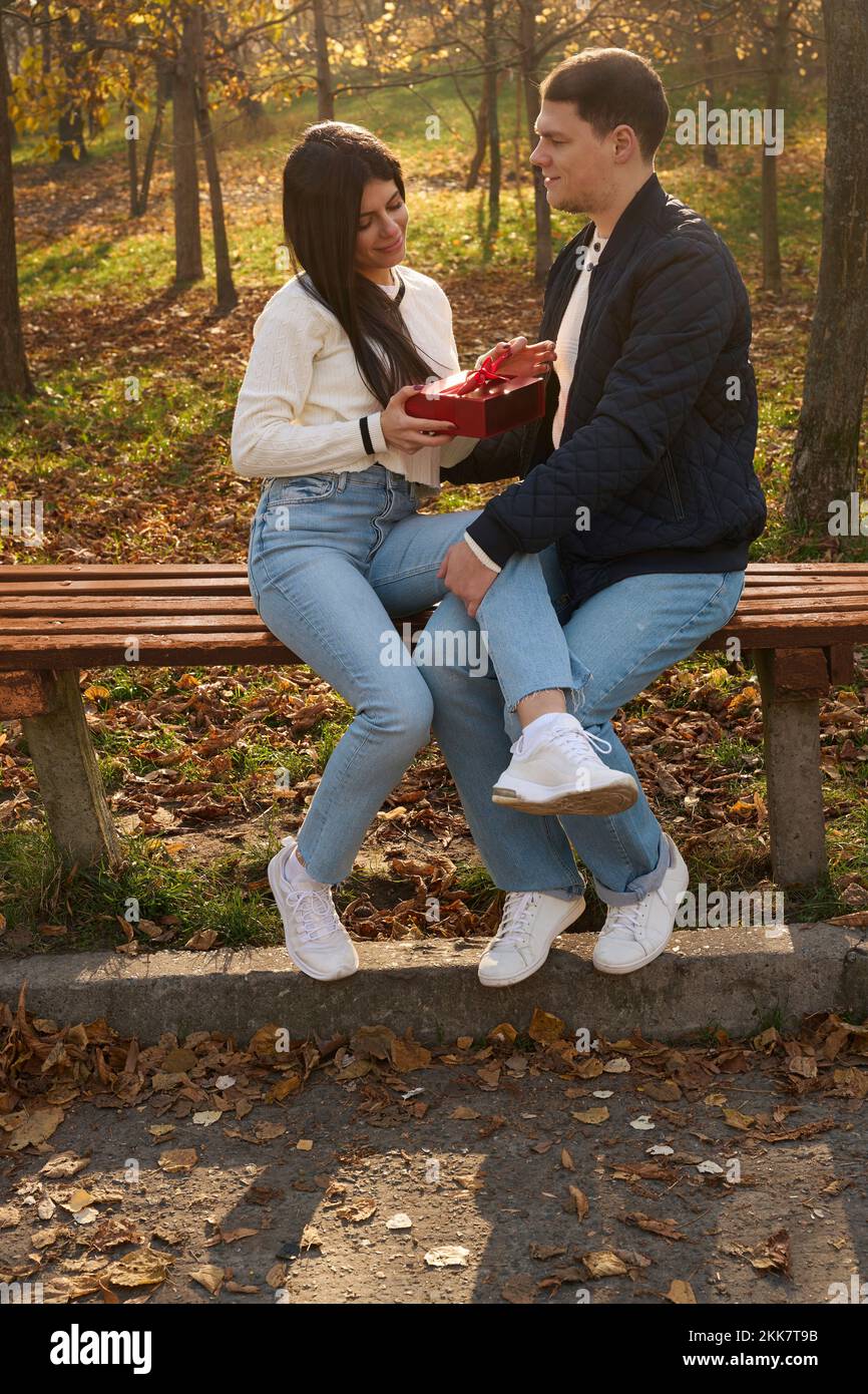 Junge Frau hält Geschenkbox mit Schleife in den Händen Stockfoto