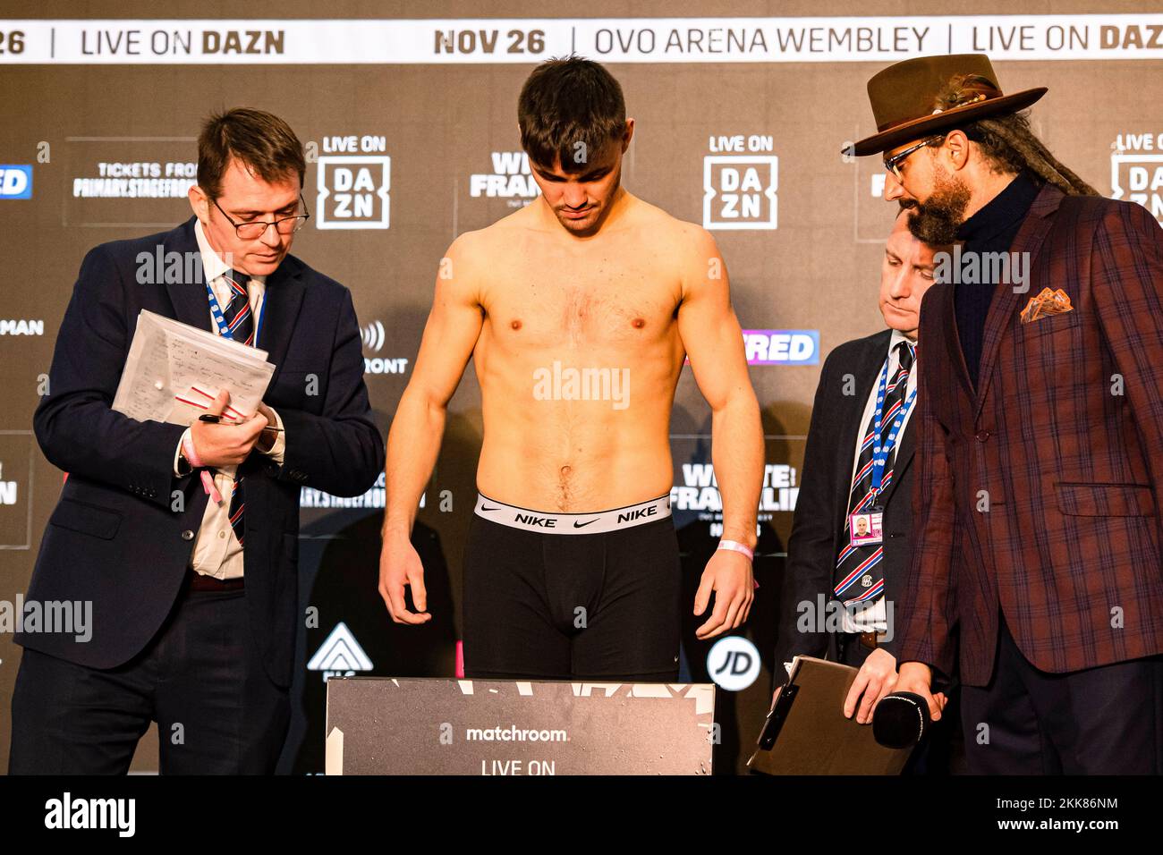 LONDON, VEREINIGTES KÖNIGREICH. 25.. November 2022. Mark Dickinson während des Whyte vs Franklin und Undercards Public Wiegens am Freitag, den 25. November 2022 in LONDON im Drum Wembley (nur redaktionelle Verwendung, Lizenz für kommerzielle Nutzung erforderlich. Keine Verwendung bei Wetten, Spielen oder Veröffentlichungen von Clubs/Ligen/Spielern.) Kredit: Taka G Wu/Alamy Live News Stockfoto