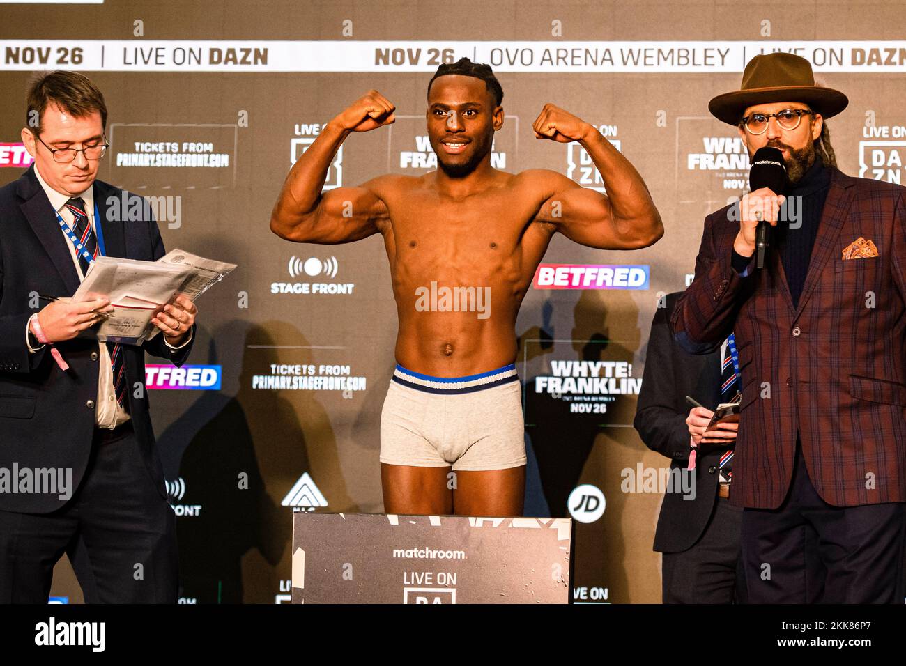 LONDON, VEREINIGTES KÖNIGREICH. 25.. November 2022. Gideon Onyenani während des Whyte vs Franklin und Undercards Public Wiegevorgangs im Drum Wembley am Freitag, den 25. November 2022 in LONDON (nur redaktionelle Verwendung, Lizenz für kommerzielle Nutzung erforderlich. Keine Verwendung bei Wetten, Spielen oder Veröffentlichungen von Clubs/Ligen/Spielern.) Kredit: Taka G Wu/Alamy Live News Stockfoto