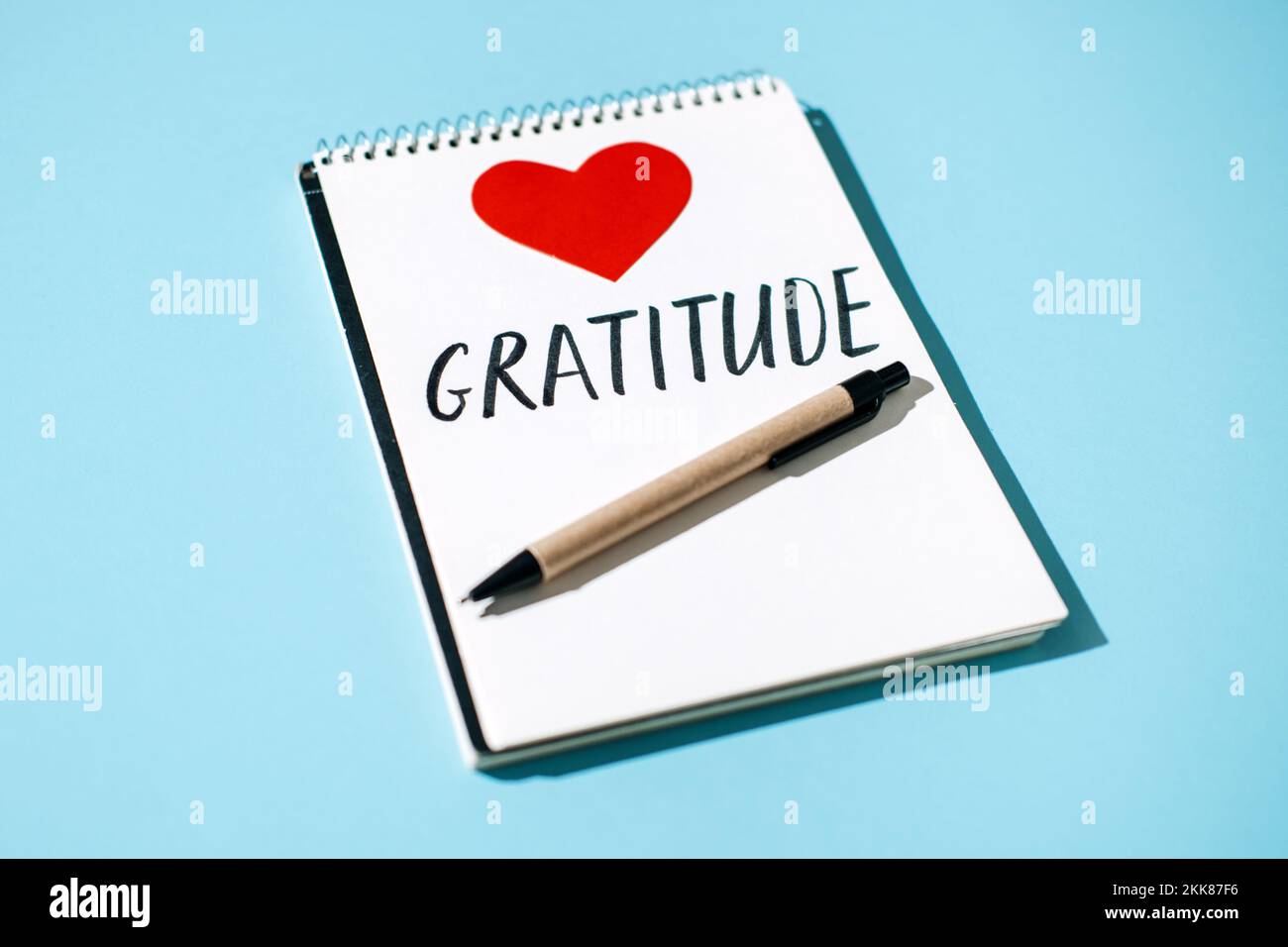 Wie man Dankbarkeit übt. Wort Dankbarkeit in offenem Notizbuch auf Tisch. Merken Sie, dass Sie gute Dinge schätzen, und drücken Sie sich selbst Dankbarkeit aus. Wort Dankbarkeit und Stockfoto