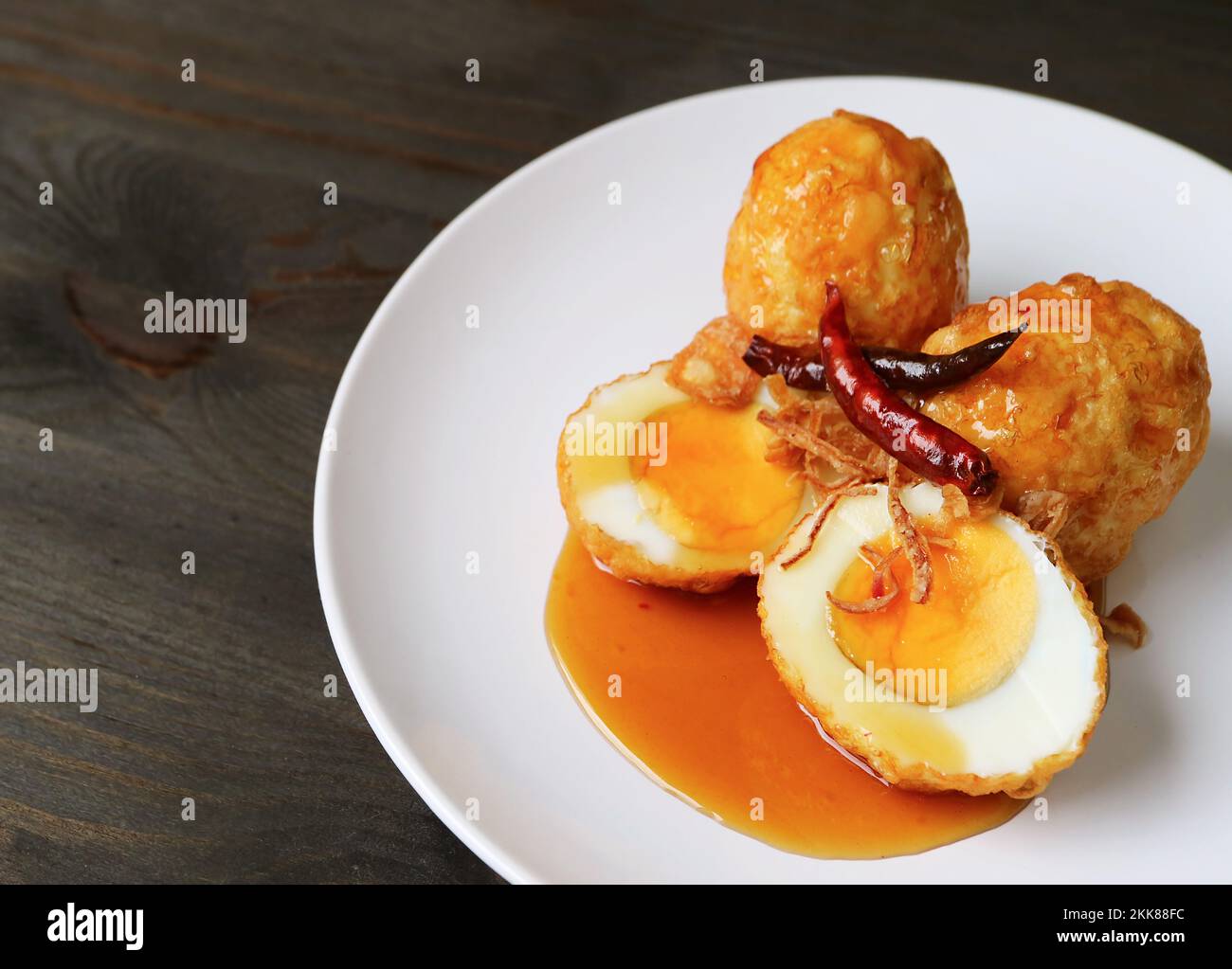 Köstliches thailändisches berühmtes hausgemachtes Gericht, Kai Look Keuy oder Son in Law Eggs Stockfoto