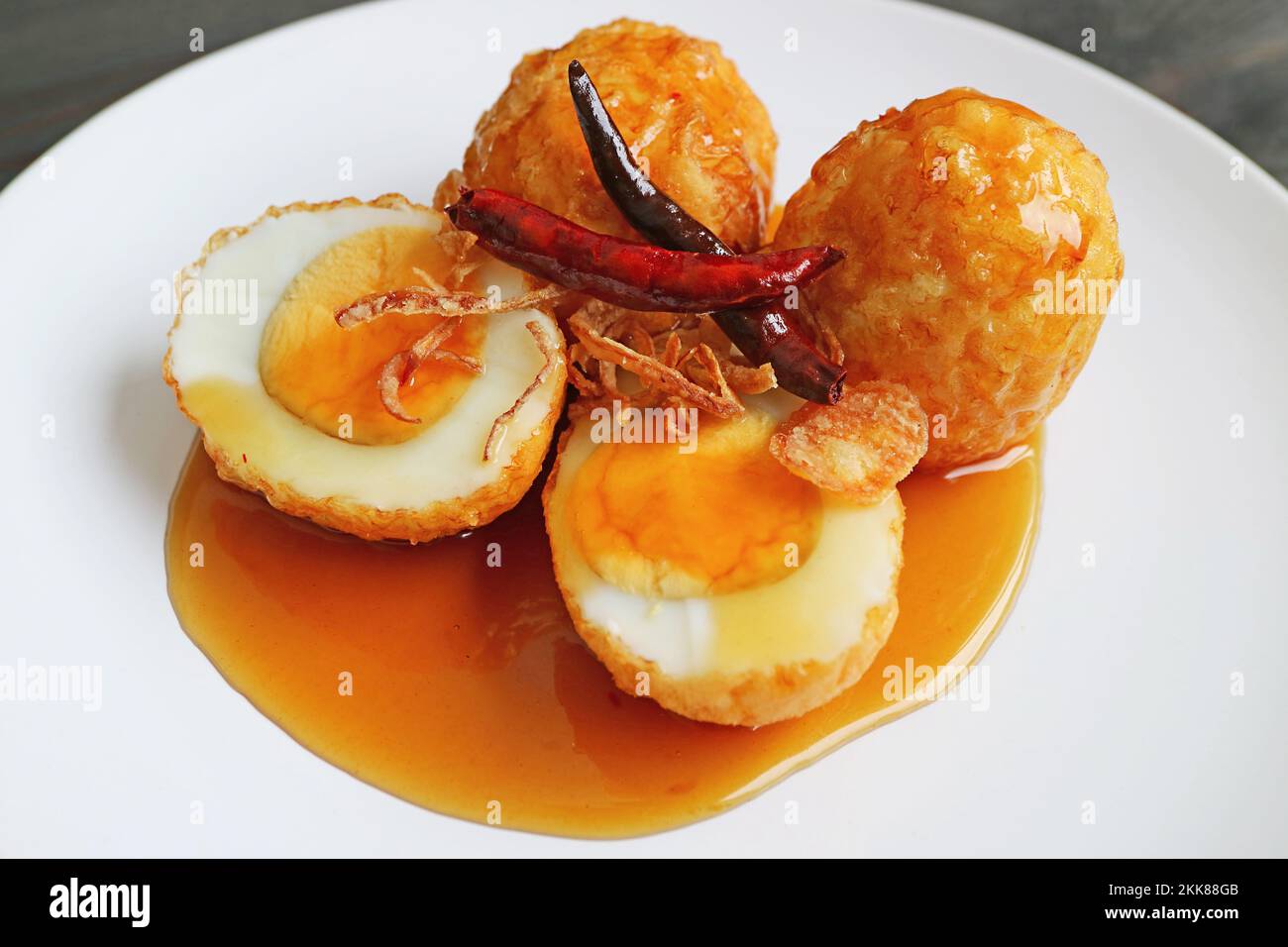 Kai Look Keuy oder Son in Law Eggs, frittierte hart gekochte Eier mit aromatischer Tamarindensauce Stockfoto