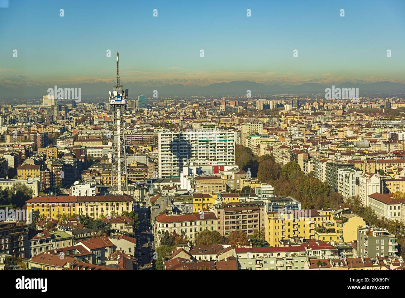 milano la torre rai skiline dalla terrazza a vetri della torre branca da vicino Stockfoto