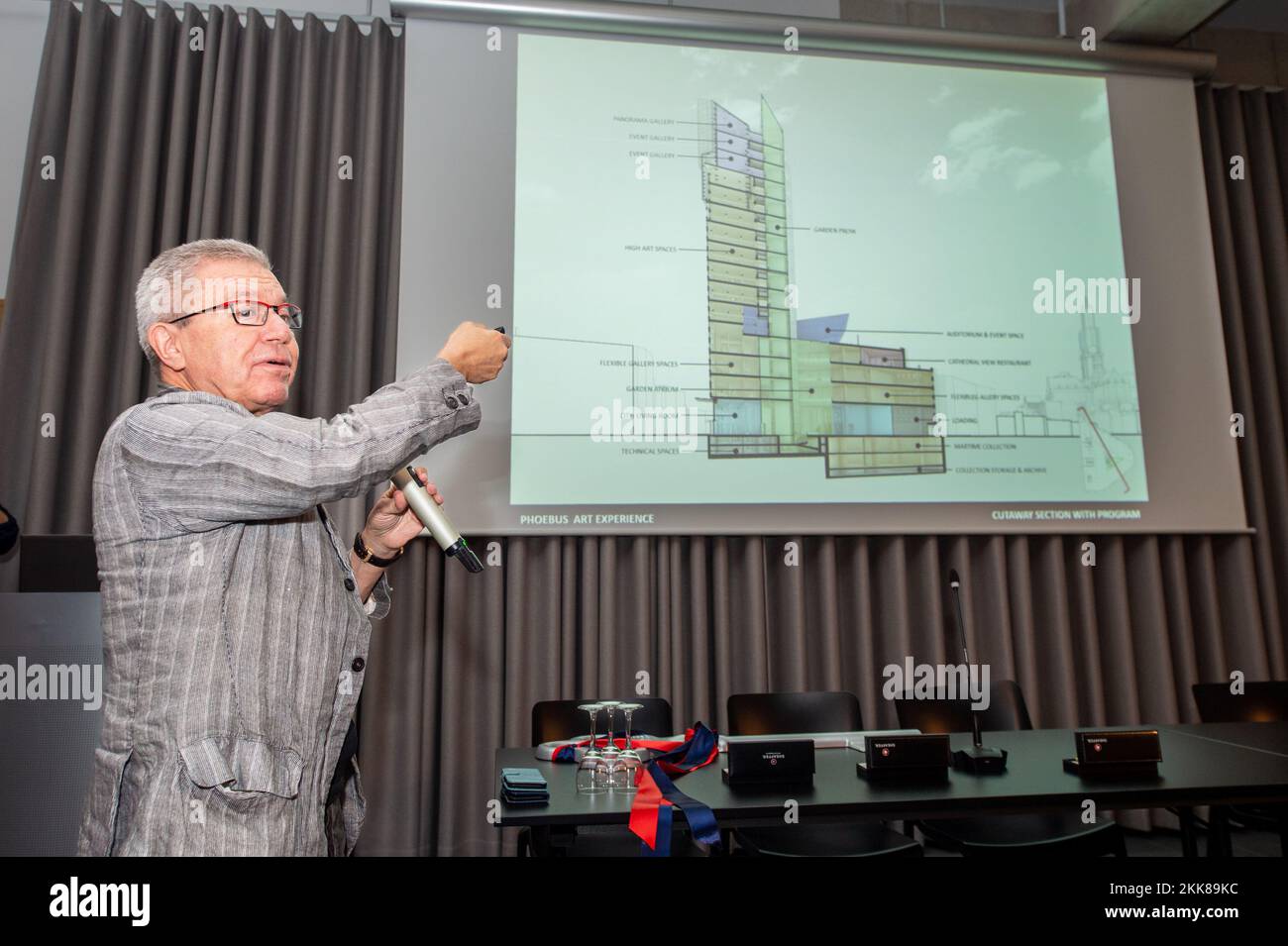 Der Architekt Daniel Libeskind wurde während der offiziellen Unterzeichnungszeremonie für das neue Architekturkonzept der Boerentoren in Antwerpen am Freitag, den 25. November 2022, fotografiert. Die Boerentoren werden aufgrund von Asbest im Inneren vollständig demontiert und erhalten einen neuen Zweck. Ein Kulturturm und ein Panoramaturm für Antwerpener, Flämische und internationale Besucher. Der amerikanische Architekt Libeskind wurde von dem belgischen Unternehmer Huts und seiner Phoebus Foundation ausgewählt, um dem Boerentoren („Farmer's Tower“, offiziell KBC Tower), einem der bekanntesten Bauwerke Antwerpens, ein Umstyling mit einem da zu verleihen Stockfoto